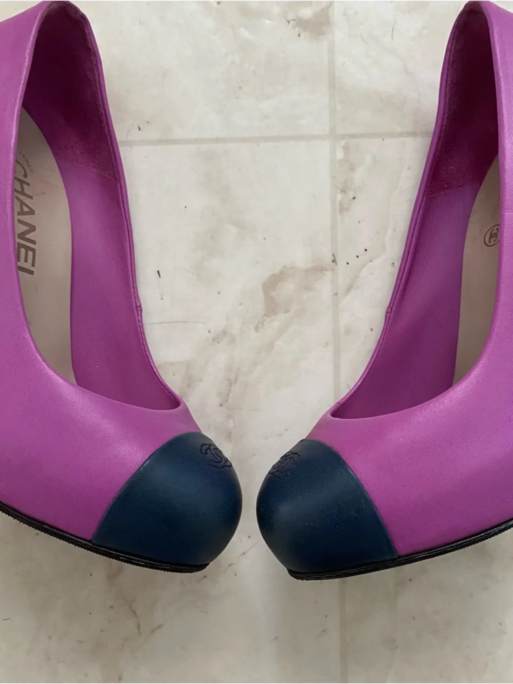 Chanel Made in Italy Interlocking CC Logo Purple Navy Leather Pumps Heels 6/36